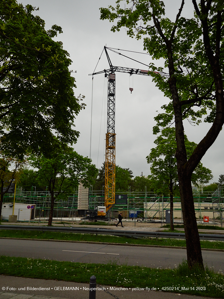 14.05.2023 - Ein Kran für die Baustelle Haus für Kinder in Neuperlach